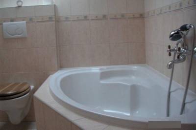 Kúpeľňa s rohovou vaňou a toaletou, Villa Babika, Trávnica