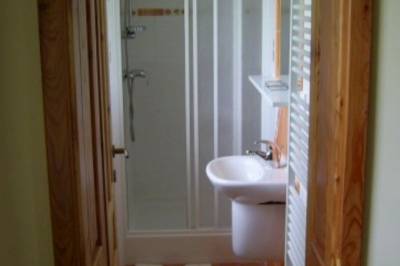 Kúpeľňa so sprchovacím kútom, Villa Babika, Trávnica