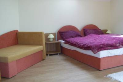 Spálňa s manželskou posteľou a prístelkou, Villa Babika, Trávnica