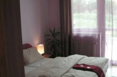 Spálňa s manželskou posteľou, Villa Babika, Trávnica
