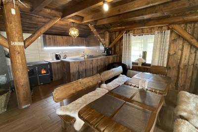 Chata - kuchyňa s jedálenským sedením, Chata a Luxusný drevený mobilný dom Vreščovské Sedlo, Skalité