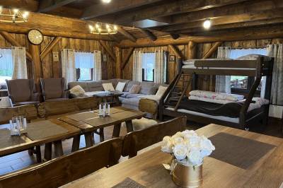 Chata - obývačka s gaučom a lôžkami, Chata a Luxusný drevený mobilný dom Vreščovské Sedlo, Skalité