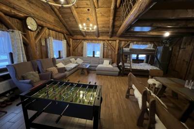 Chata - obývačka s gaučom, lôžkami a stolným futbalom, Chata a Luxusný drevený mobilný dom Vreščovské Sedlo, Skalité