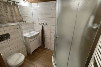 Chata - kúpeľňa so sprchovacím kútom a toaletou, Chata a Luxusný drevený mobilný dom Vreščovské Sedlo, Skalité