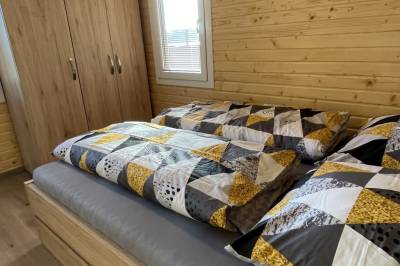 Drevený mobilný dom - spálňa s manželskou posteľou, Chata a Luxusný drevený mobilný dom Vreščovské Sedlo, Skalité