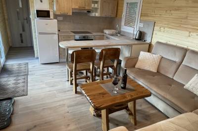 Drevený mobilný dom - obývačka prepojená s kuchyňou, Chata a Luxusný drevený mobilný dom Vreščovské Sedlo, Skalité