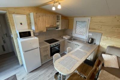Drevený mobilný dom - plne vybavená kuchyňa s jedálenským sedením, Chata a Luxusný drevený mobilný dom Vreščovské Sedlo, Skalité