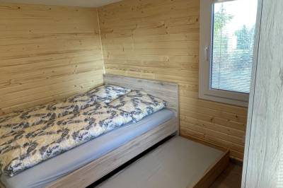 Drevený mobilný dom - spálňa s manželskou posteľou a prístelkou, Chata a Luxusný drevený mobilný dom Vreščovské Sedlo, Skalité