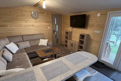 Drevený mobilný dom - obývačka s gaučom a TV, Chata a Luxusný drevený mobilný dom Vreščovské Sedlo, Skalité