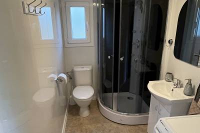 Drevený mobilný dom - kúpeľňa so sprchovacím kútom a toaletou, Chata a Luxusný drevený mobilný dom Vreščovské Sedlo, Skalité