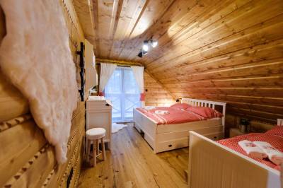 Spálňa s manželskou a 1-lôžkovou posteľou, Zrub Martinky, Martin