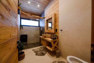 Kúpeľňa so sprchovacím kútom a toaletou, Chalets Valča - Chalet Bambi, Valča