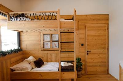 Spálňa s poschodovou a 1-lôžkovou posteľou a prístelkou, Chalets Valča - Chalet Bambi, Valča