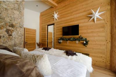 Spálňa s manželskou posteľou a LCD TV, Chalets Valča - Chalet Bambi, Valča