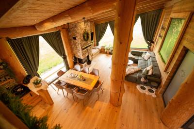 Obývačka s krbom a jedálenským sedením, Chalets Valča - Chalet Bambi, Valča