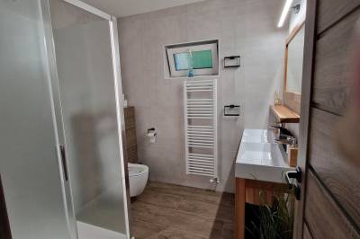Kúpeľňa so sprchovacím kútom a toaletou, Chata Viktória, Demänovská Dolina