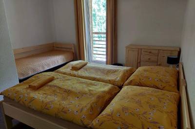 Spálňa s manželskou a 1-lôžkovou posteľou, Chata Natália, Demänovská Dolina