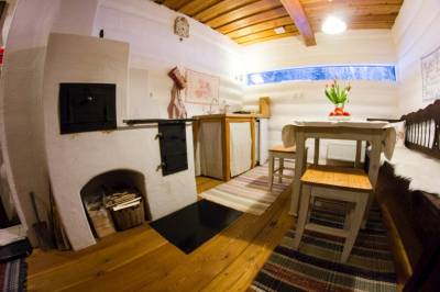 Apartmán č. 1 – kuchyňa s kachľovou pecou a jedálenským sedením, Chata pod javormi - Magurka, Partizánska Ľupča