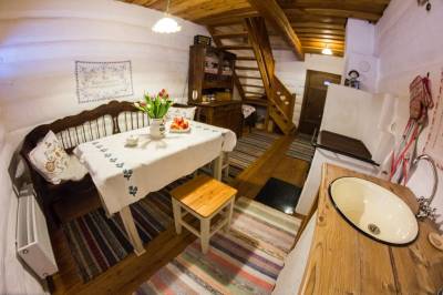 Apartmán č. 1 – kuchyňa s kachľovou pecou a jedálenským sedením, Chata pod javormi - Magurka, Partizánska Ľupča