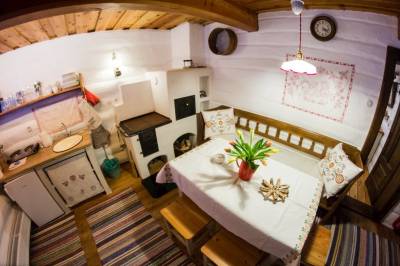 Apartmán č. 2 – kuchyňa s kachľovou pecou a jedálenským sedením, Chata pod javormi - Magurka, Partizánska Ľupča