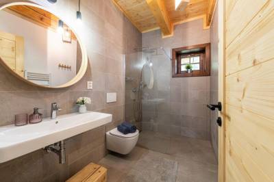 Kúpeľňa 1 so sprchovým kútom a wc, Chata Ventum, Terchová