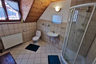 Kúpeľňa so sprchovacím kútom a toaletou prislúchajúca k spálni, Chata Eva, Jezersko