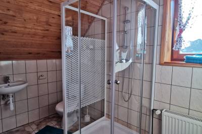 Kúpeľňa so sprchovacím kútom a toaletou prislúchajúca k apartmánu, Chata Eva, Jezersko