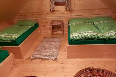 Drevenička - spálňa s manželskou posteľou a 1-lôžkovými posteľami, Chata na Ogrode, Osturňa