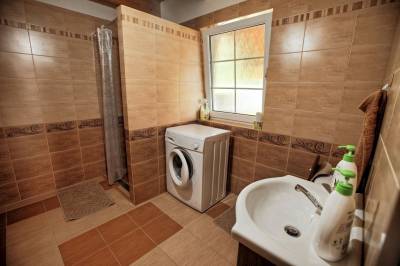 Kúpeľňa so sprchovacím kútom, toaletou a práčkou na prízemí, Chalupa Zázrivá, Zázrivá