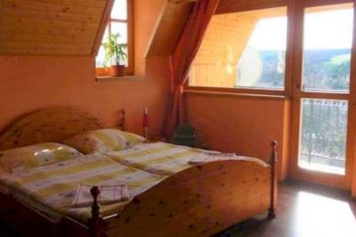 Spálňa s manželskou posteľou, 2 prístelkami, balkónom a kúpeľňou, Chata Biele dráhy, Ladzany