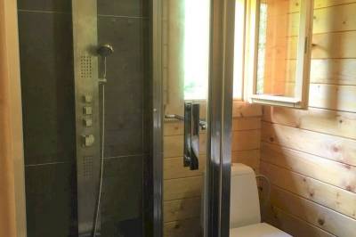 Chata Lúčky 1 - kúpeľňa so sprchovacím kútom a toaletou, Chaty Lúčky - Súľov, Súľov - Hradná