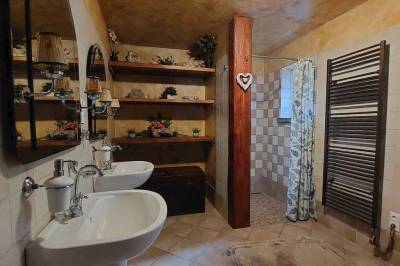 Kúpeľňa so sprchovacím kútom, Divoký Zapadákov, Svätý Anton