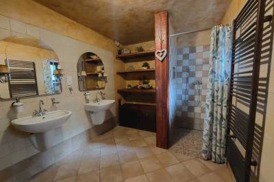 Kúpeľňa so sprchovacím kútom, Divoký Zapadákov, Svätý Anton