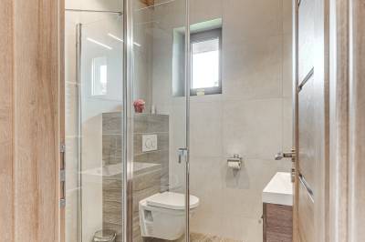 Kúpeľňa so sprchovacím kútom a toaletou, Villa Isabel, Stará Lesná