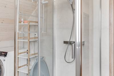 Kúpeľňa so sprchovacím kútom a práčkou, Villa Isabel, Stará Lesná