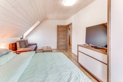 Spálňa s manželskou posteľou, LCD TV a rozkladacím gaučom, Villa Isabel, Stará Lesná