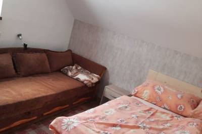 Chata 1 - spálňa s manželskou posteľou a pohovkou, Chata Nikol, Oravská Lesná