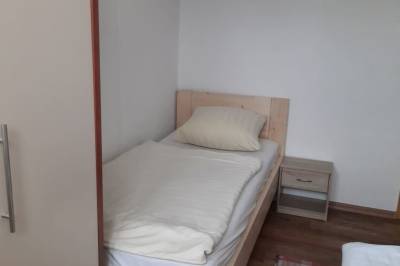 Chata 1 - spálňa s manželskou a 1-lôžkovou posteľou, Chata Nikol, Oravská Lesná