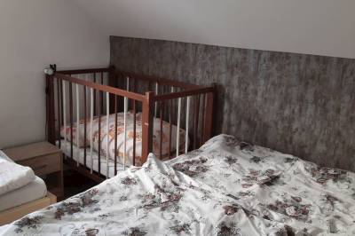 Chata 2 - spálňa s manželskou a 1-lôžkovou posteľou a detskou postieľkou, Chata Nikol, Oravská Lesná