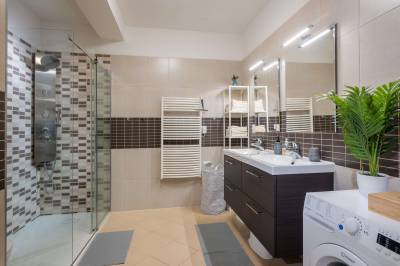 Kúpeľňa so sprchovacím kútom a práčkou, Apartmanica Triangel 222, Donovaly