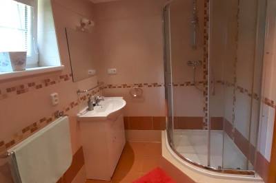 Kúpeľňa so sprchovacím kútom a toaletou, Chata Kubo, Hnilčík