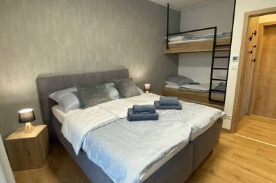 Spálňa s manželskou posteľou a poschodovou posteľou pre 3 osoby, Apartmán Y12, Dolný Kubín