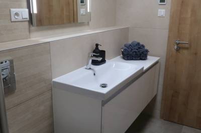 Kúpeľňa so sprchovacím kútom a toaletou, Apartmán Y12, Dolný Kubín