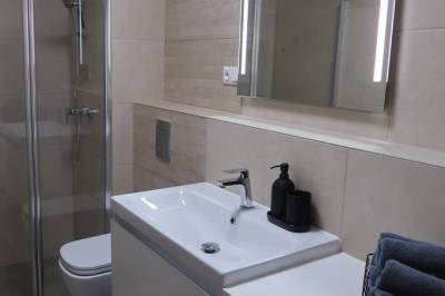 Kúpeľňa so sprchovacím kútom a toaletou, Apartmán Y12, Dolný Kubín