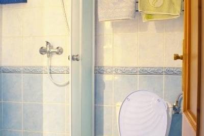 Kúpeľňa so sprchovacím kútom a toaletou, Chata v Turci, Mošovce