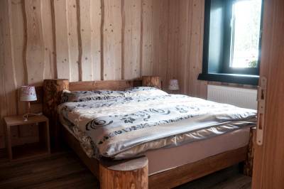 Chalupa Kvietok - spálňa s manželskou posteľou, Rozprávkový Zrub a chalupa Kvietok, Nižná