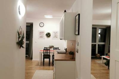 Plne vybavená kuchyňa s jedálenským sedením a chodba, Apartmán Skalka 38, Kremnica