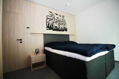 Spálňa s manželskou posteľou a vstupom na terasu, Apartmán A2, Ružomberok
