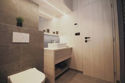 Kúpeľňa so sprchovacím kútom a toaletou, Apartmán A2, Ružomberok