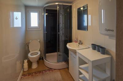 Kúpeľňa so sprchovacím kútom a toaletou, Domky u rieky, Liptovská Teplá